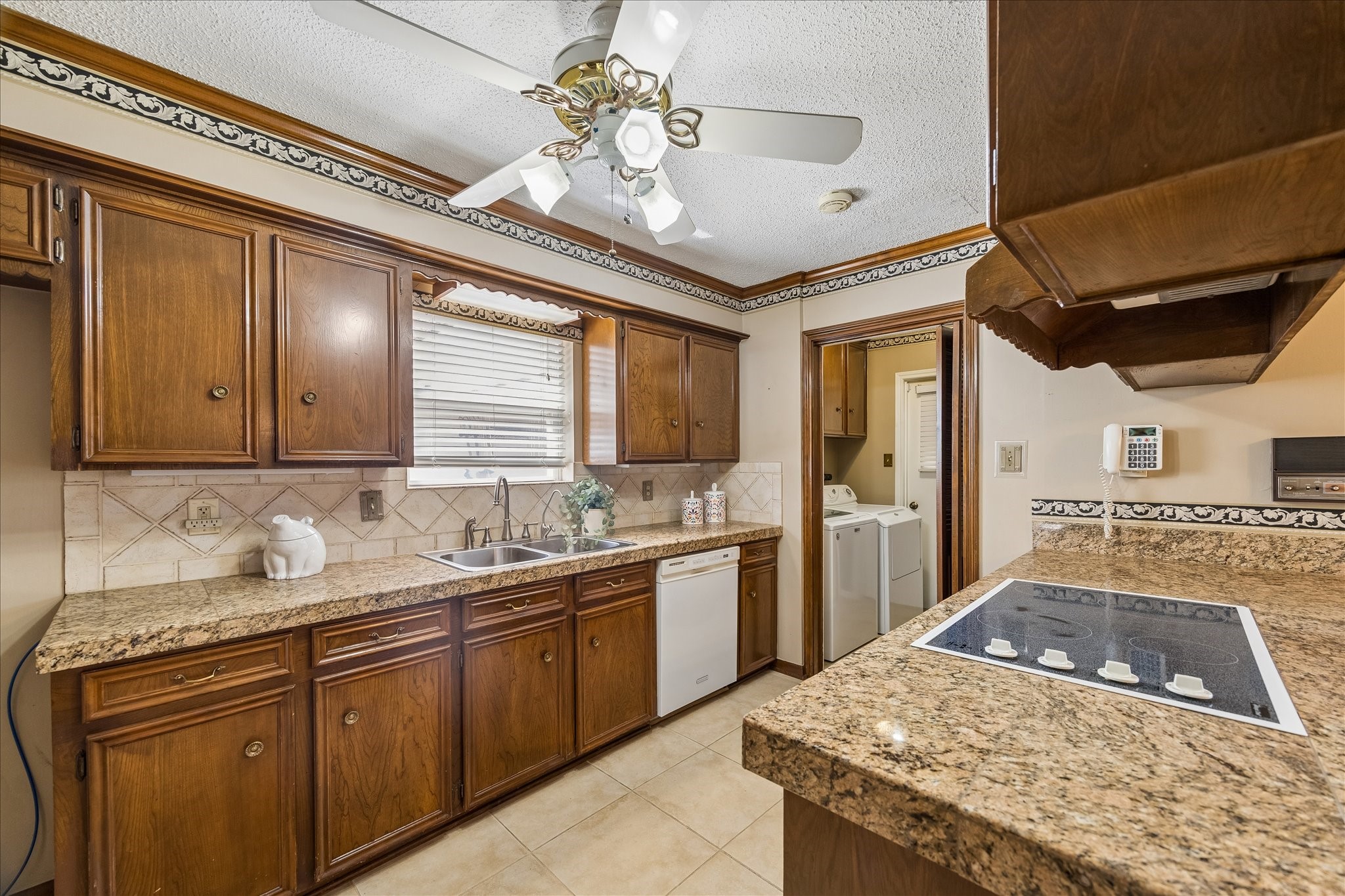 322 Enchanted River Drive Spring, TX 77388 - Photo 6 of 29 Kitchen/Laundry Room