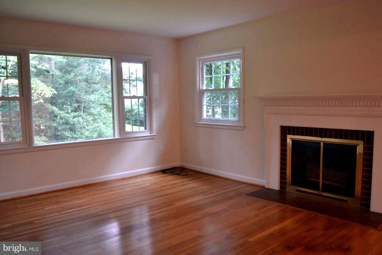 2839 Cedarest Road Fairfax, VA 22031 - Photo 3 of 29 Living Room