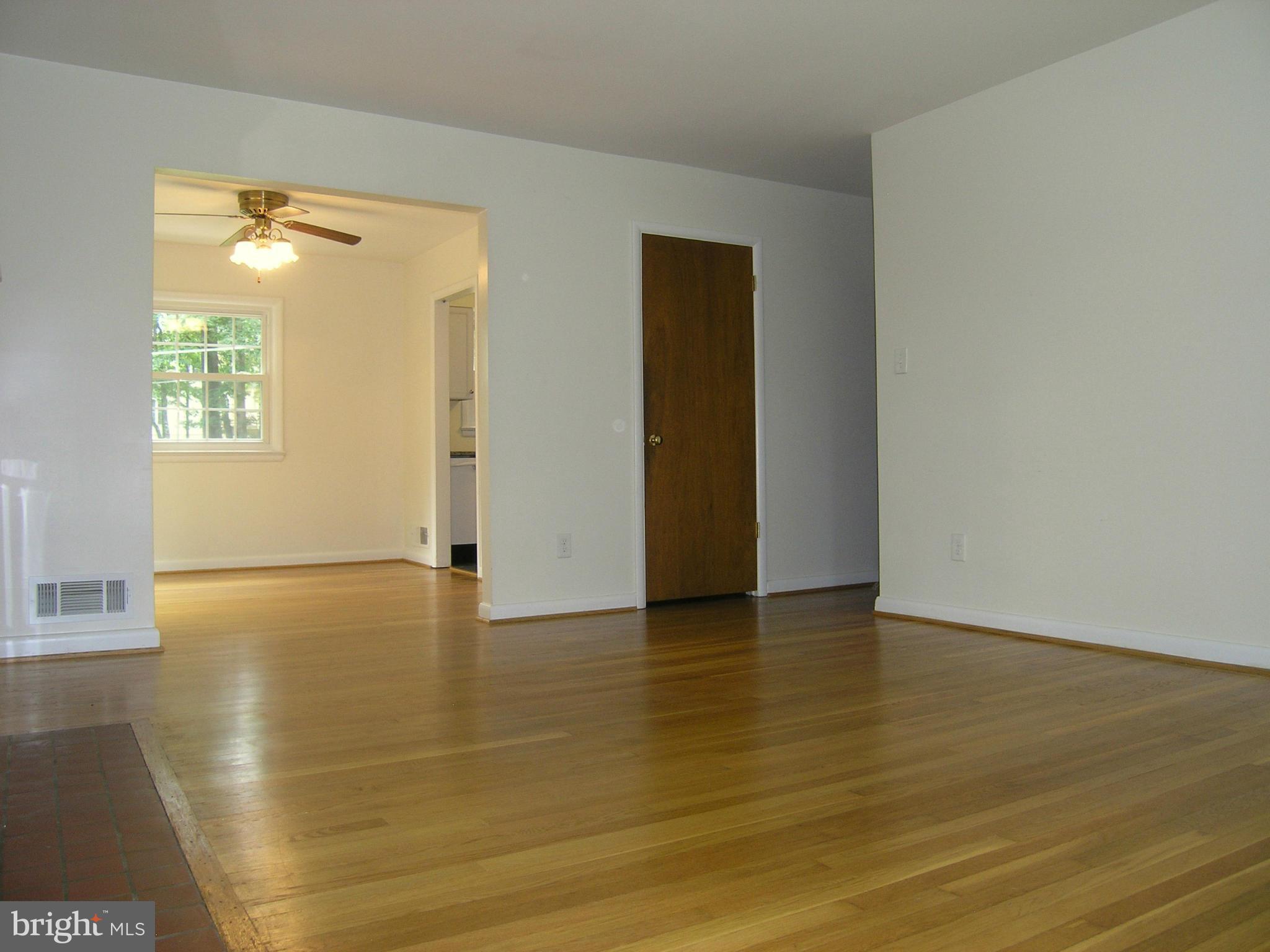 2839 Cedarest Road Fairfax, VA 22031 - Photo 4 of 29 Living Room