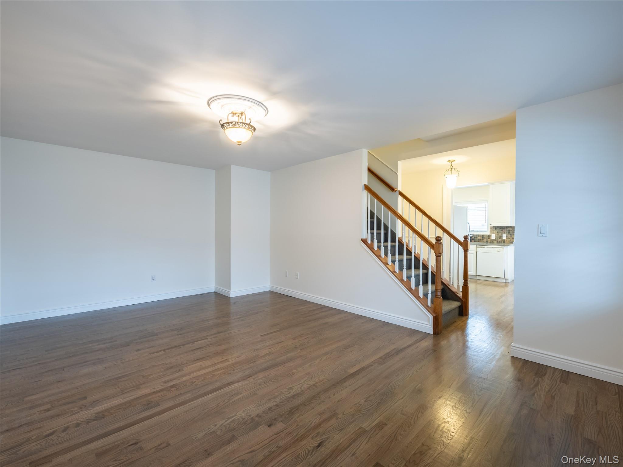 21 Marwood Road North, Unit RIGHT SIDE Port Washington, NY 11050 - Photo 8 of 20 Gallery Image 8