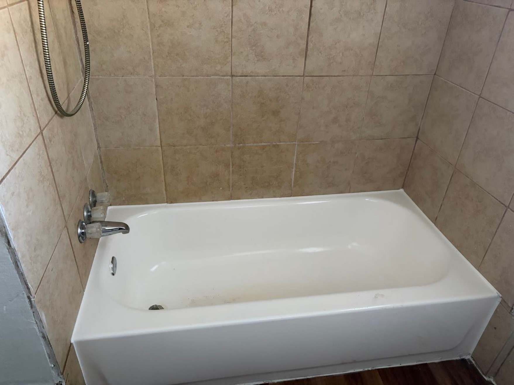 5782 Belcrest Street Houston, TX 77033 - Photo 17 of 18 a bathroom with a bath tub
