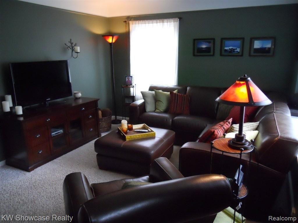 97 Scott Lake Road Waterford, MI 48328 - Photo 5 of 13 LIVINGROOM.JPG