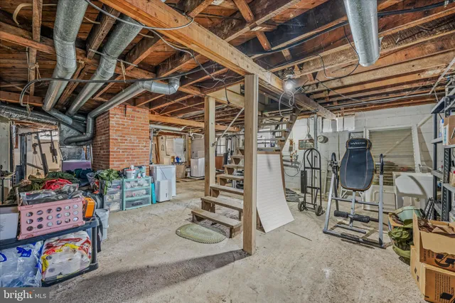 a view of a yard with a house