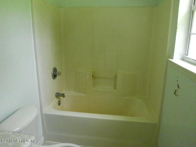 1800 Bennett Road St. Augustine, FL 32092 - Photo 21 of 24 a bathroom with a bathtub
