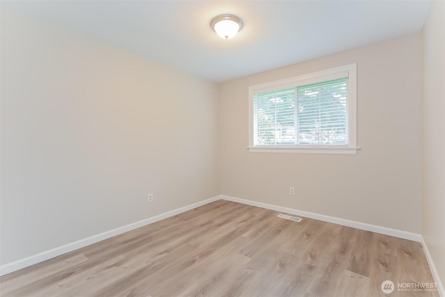 2611 Southwest 333rd Place Federal Way, WA 98023 - Photo 9 of 16 an empty room with a window