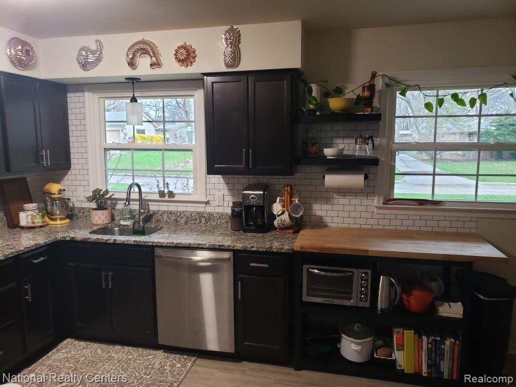 29923 Chelmsford Road Southfield, MI 48076 - Photo 3 of 18 Updated kitchen