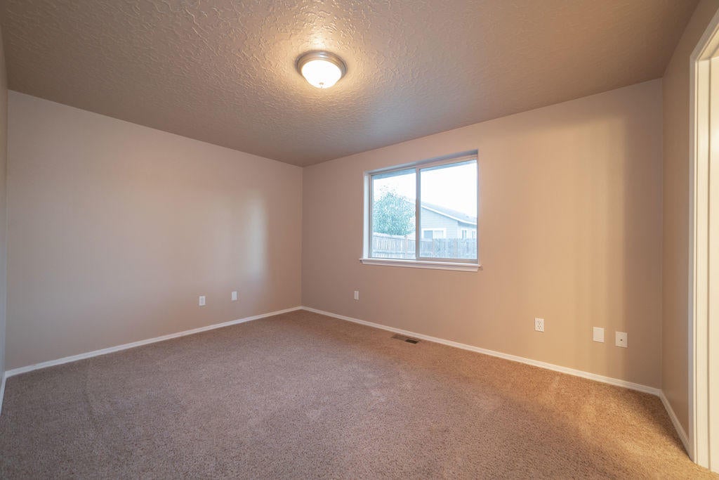 16477 Riley Drive La Pine, OR 97739 - Photo 16 of 26 PhotoMyListing-20