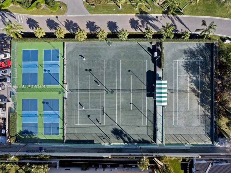 9169 Southeast Riverfront Terrace, Unit M Jupiter, FL 33469 - Photo 31 of 37 Tennis and pickleball courts