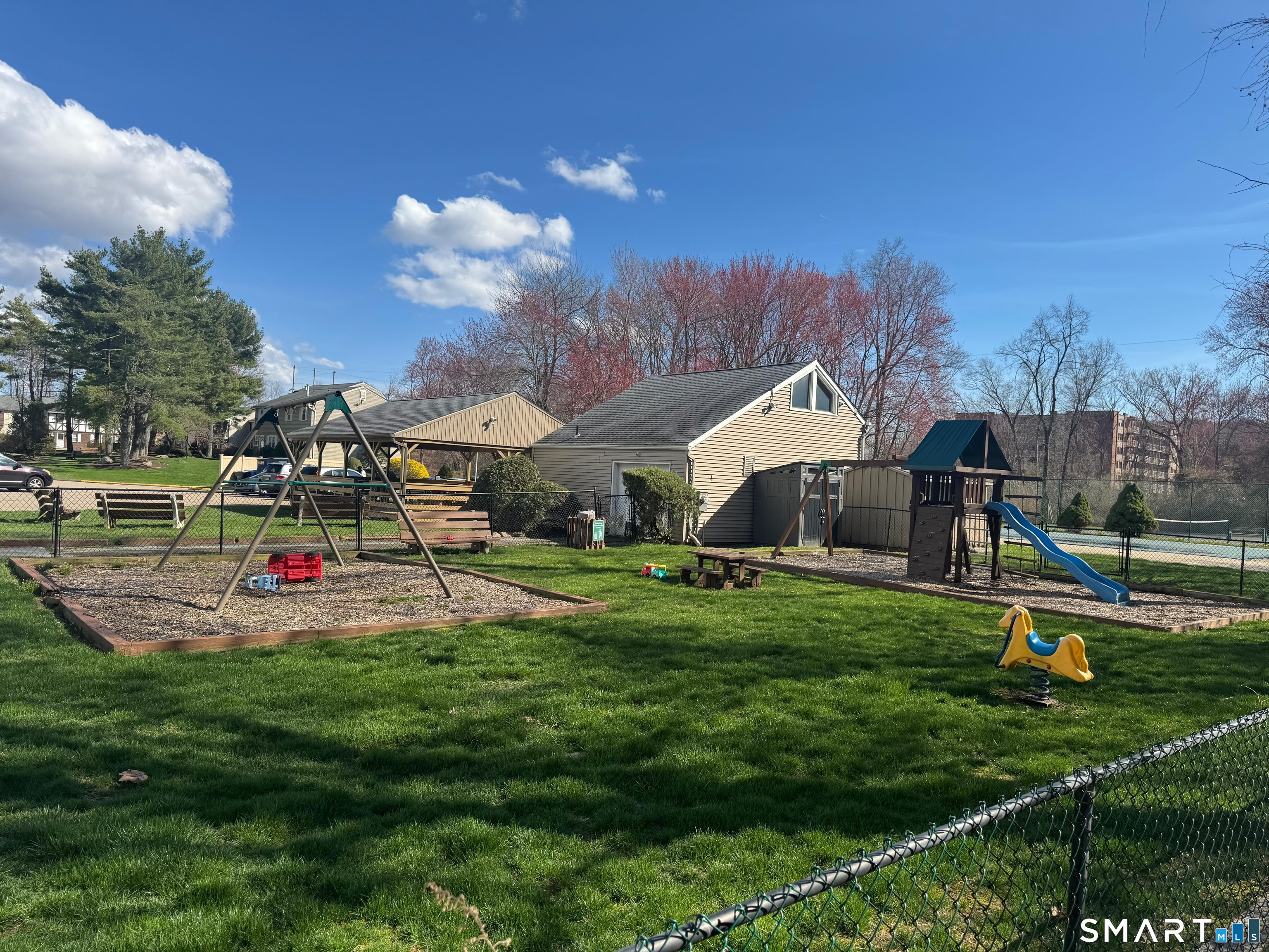 88 East Gate Lane, Unit 88 Hamden, CT 06514 - Photo 59 of 62 a view of a backyard with swimming pool