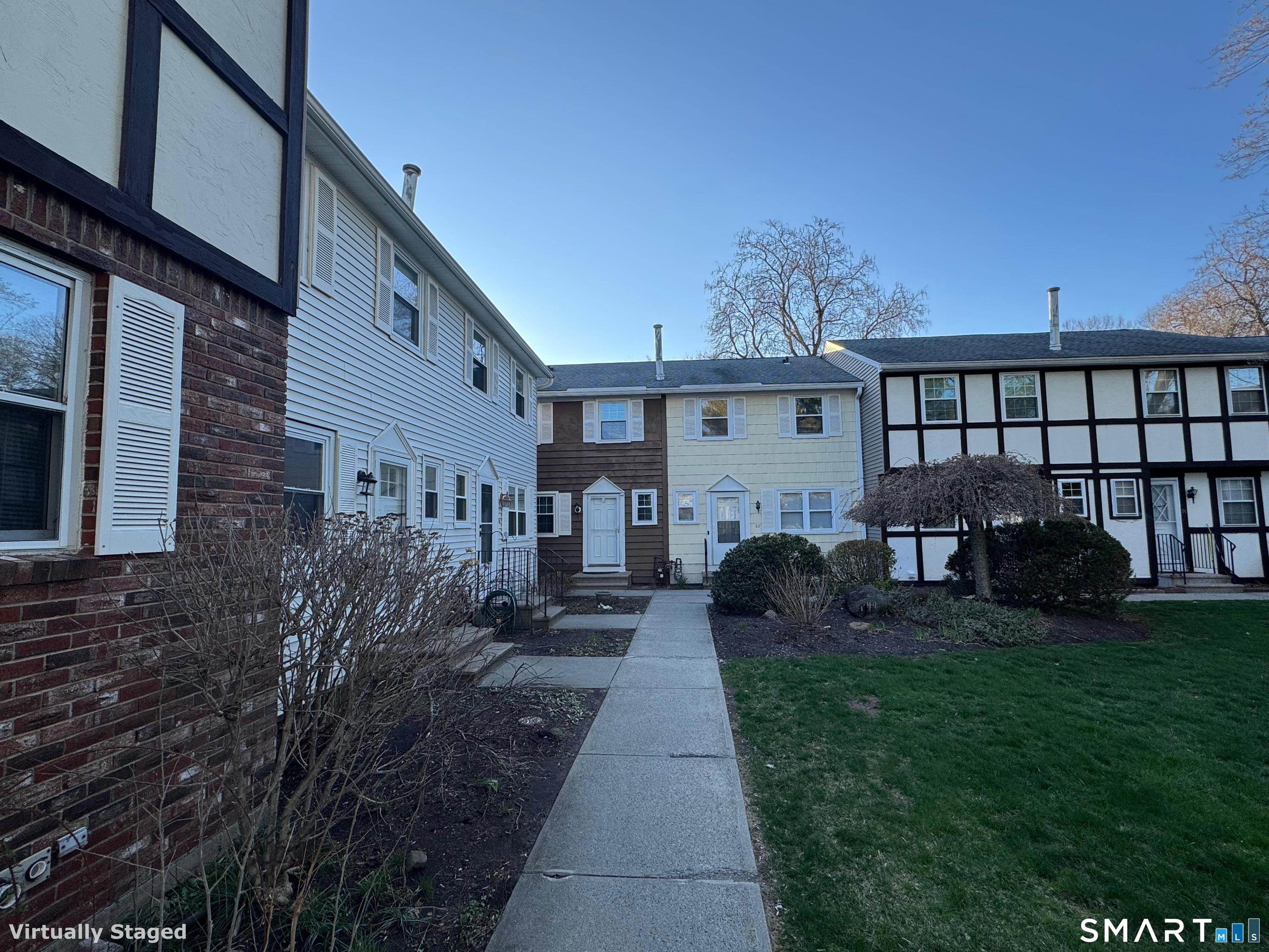 88 East Gate Lane, Unit 88 Hamden, CT 06514 - Photo 60 of 62 a front view of a house with garden
