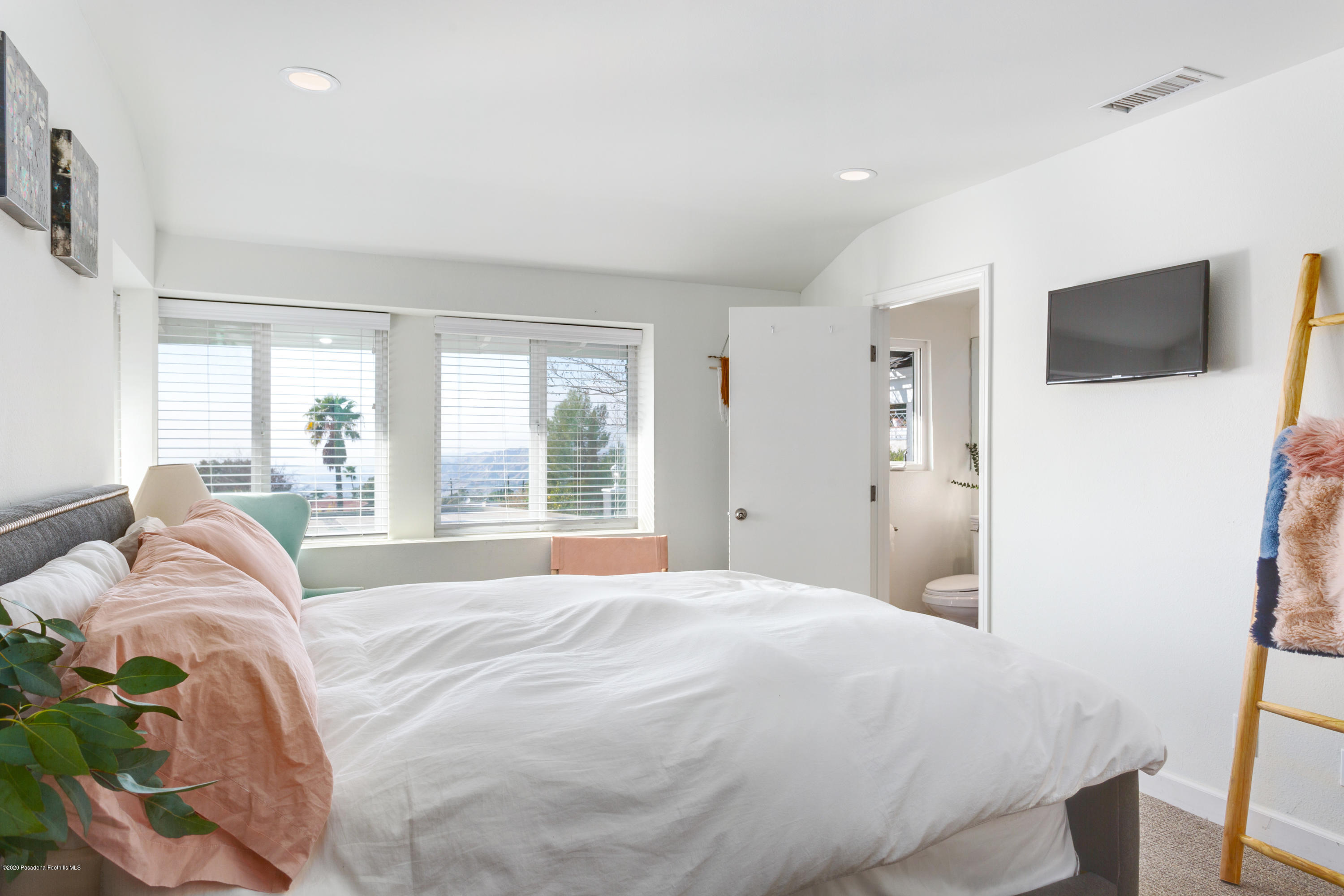 10436 Glory Avenue Tujunga, CA 91042 - Photo 12 of 17 10436 Glory Ave-023