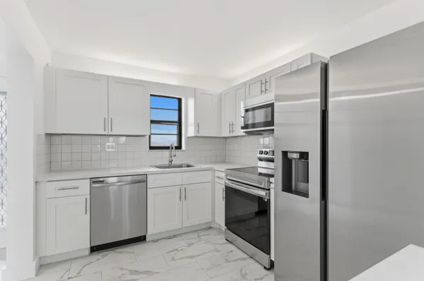 $2,000 | 9233 Southwest 8th Street, Unit 404, Boca Raton, FL 33428
