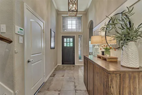 a view of entryway with livingroom