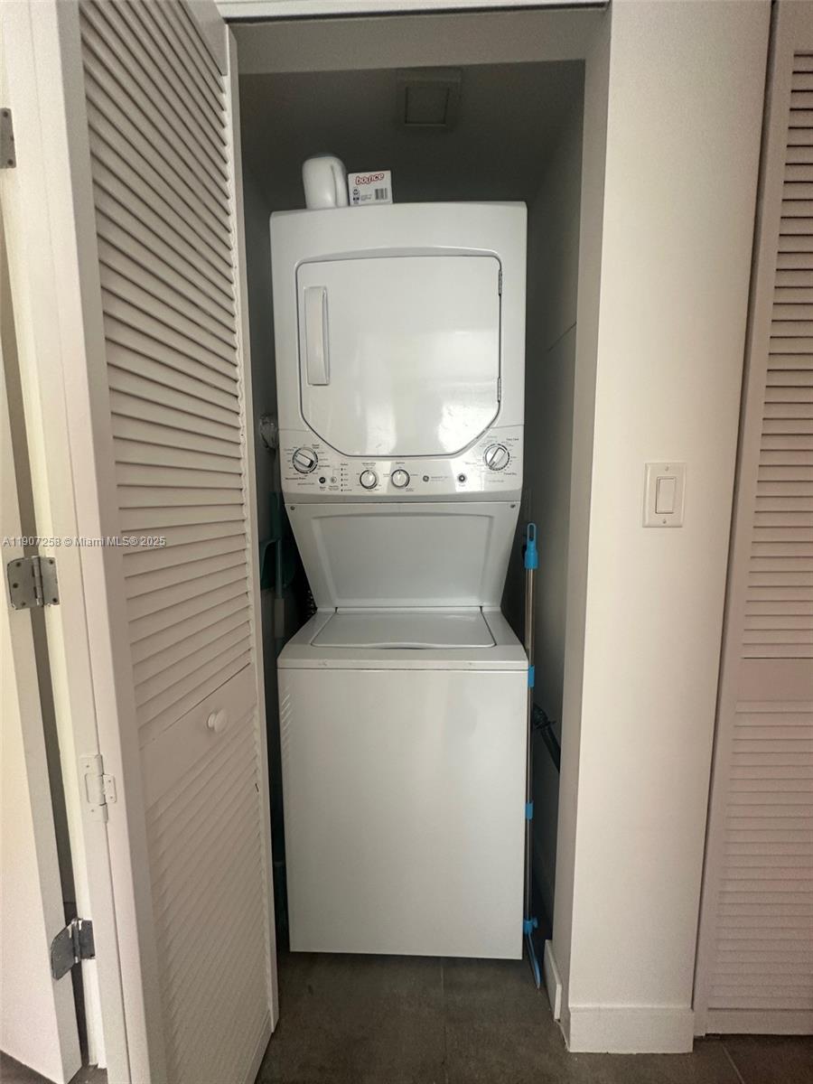 165 Northwest 39th Street, Unit 4 Miami, FL 33127 - Photo 8 of 11 a utility room with dryer and washer