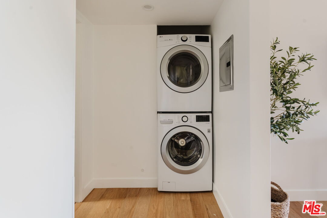 1943 12th, Unit B Santa Monica, CA 90404 - Photo 20 of 37 a utility room with dryer and washer