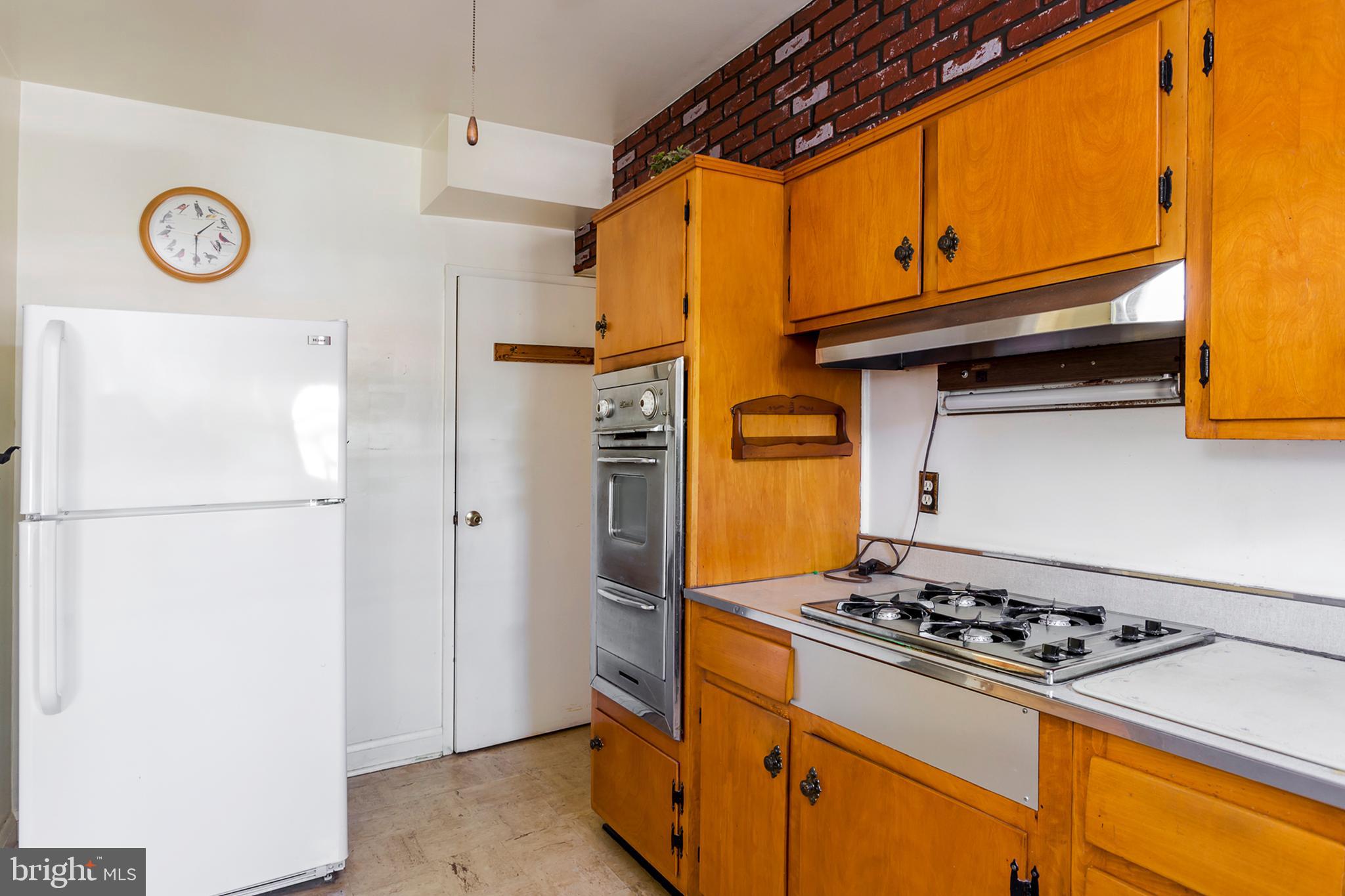 1028 Craftswood Road Baltimore, MD 21228 - Photo 8 of 19 Perfectly functional kitchen!