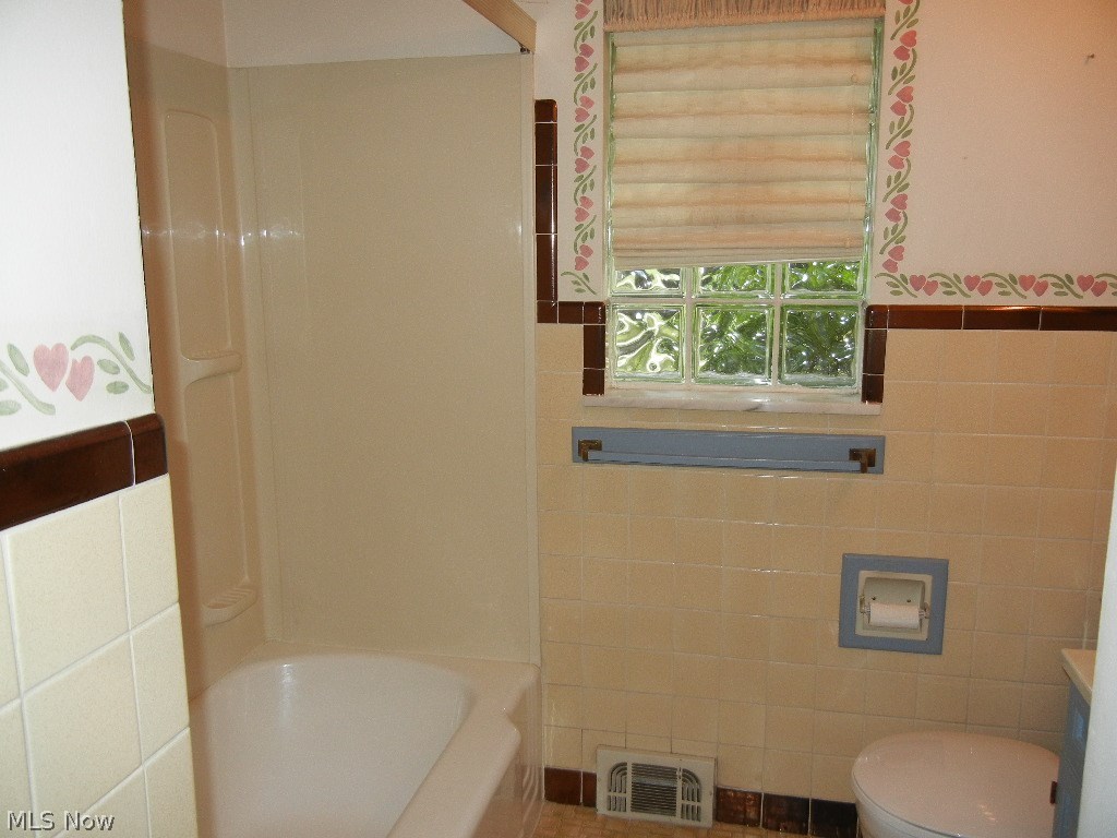 7436 Midland Road Independence, OH 44131 - Photo 11 of 22 Full bath on main floor with vented glass block window!