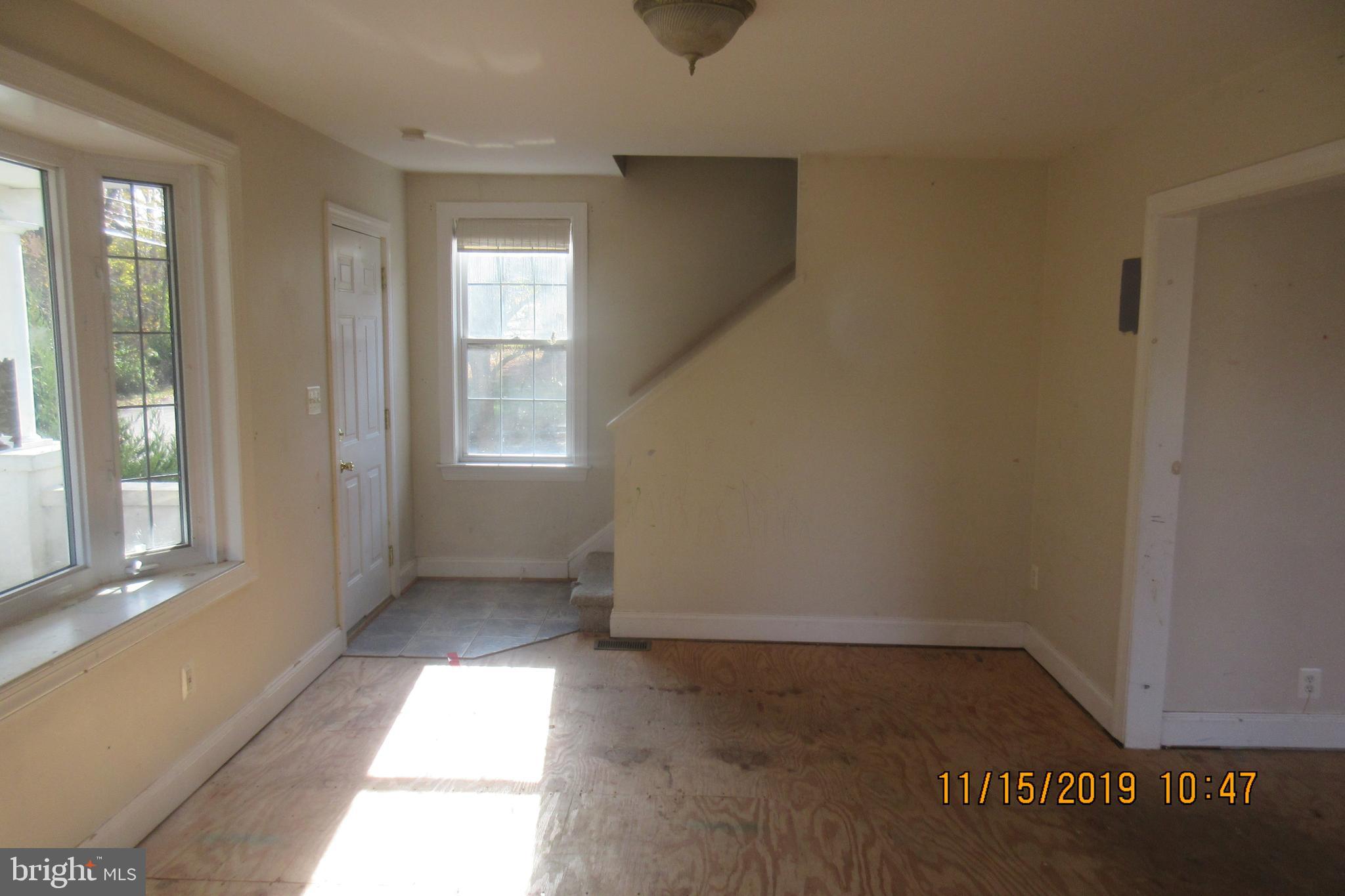 528 North Hammonds Ferry Road Linthicum, MD 21090 - Photo 8 of 15 Living Room