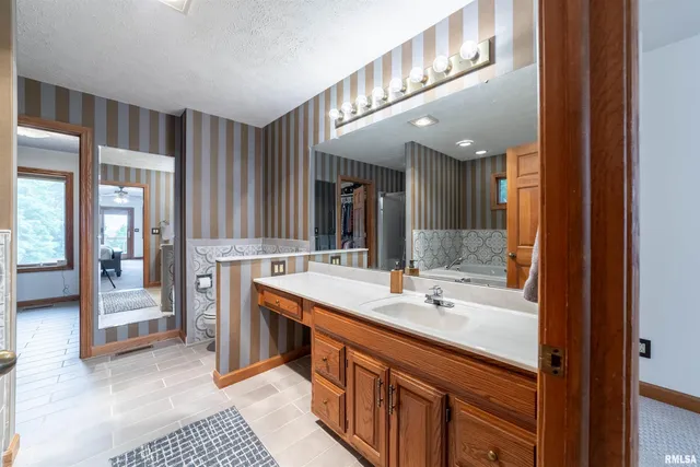 $1,025,000 | 3939 Musholt Strasse Lane, Quincy, IL 62305