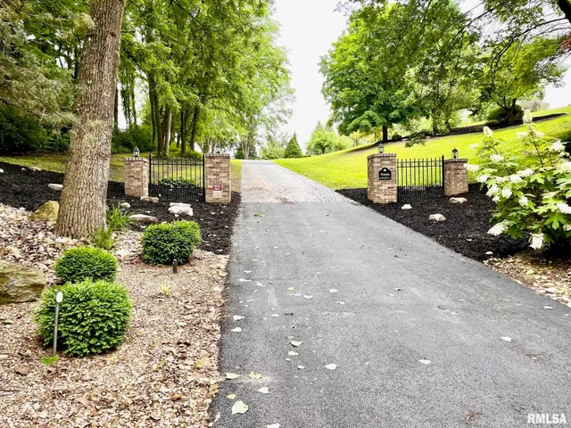 $1,025,000 | 3939 Musholt Strasse Lane, Quincy, IL 62305