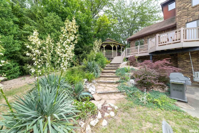 $1,025,000 | 3939 Musholt Strasse Lane, Quincy, IL 62305