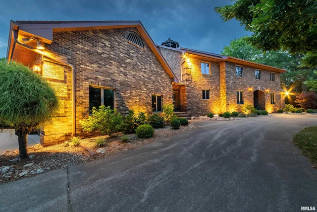 $1,025,000 | 3939 Musholt Strasse Lane, Quincy, IL 62305