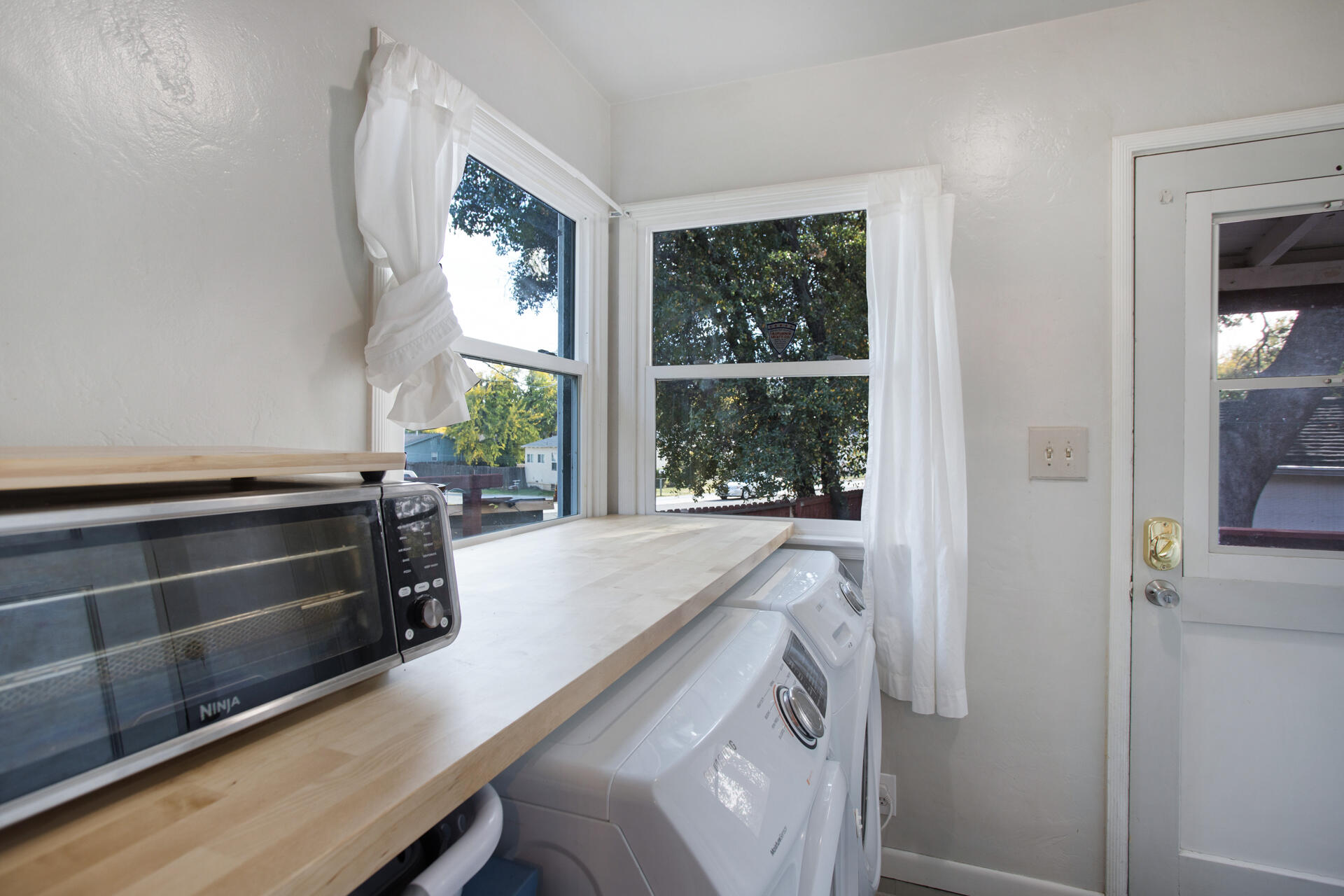 784 Lakeview Drive Redding, CA 96001 - Photo 11 of 14 a room with wooden floor and windows