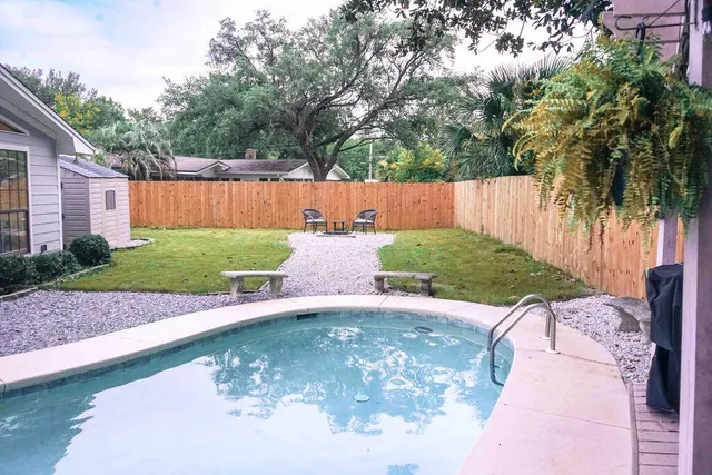 a view of a backyard