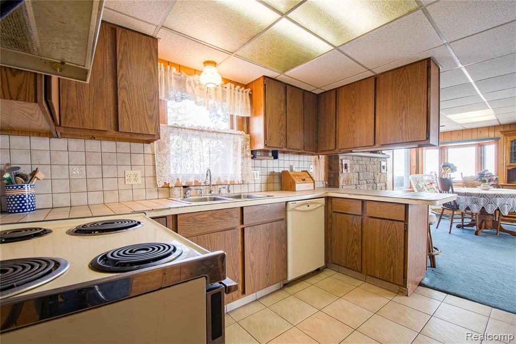 5370 Lakeshore Road Fort Gratiot, MI 48059 - Photo 15 of 28