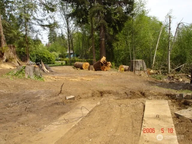a view of a yard with basketball court