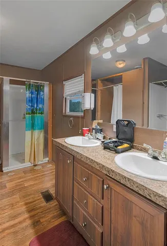 a en suite bathroom with double vanity and a mirror