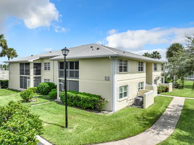 a view of a house with backyard
