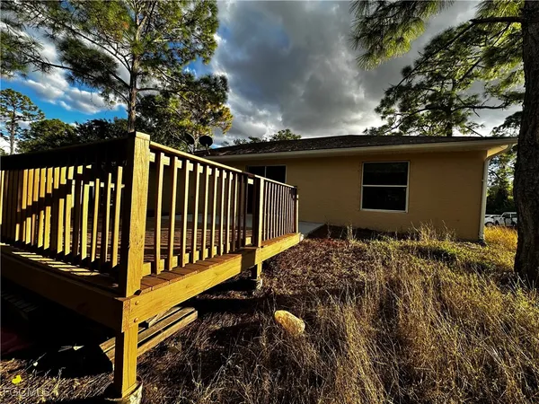 a view of a backyard with pathway