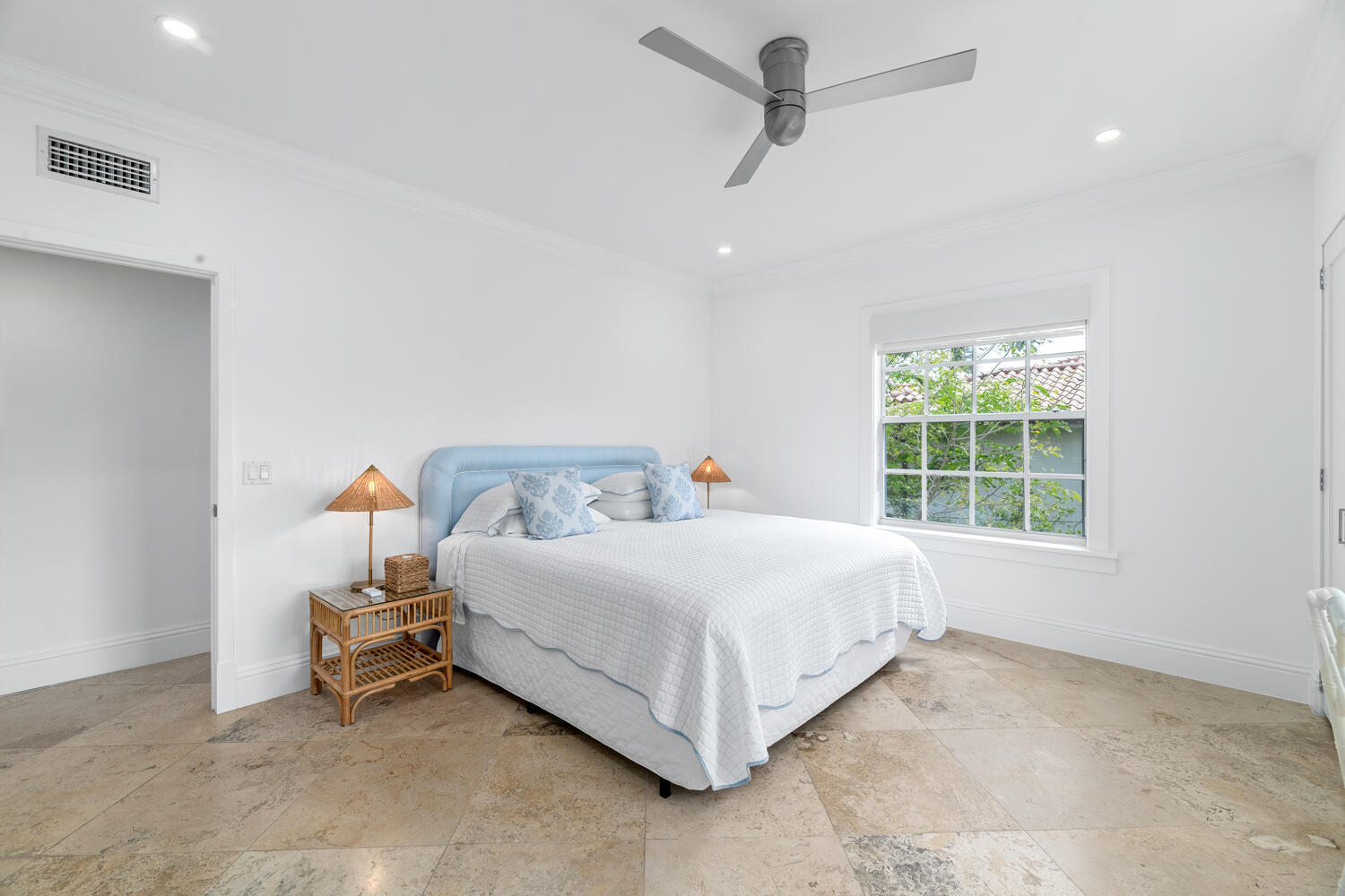 350 Cocoanut Row, Unit 3A Palm Beach, FL 33480 - Photo 24 of 38 350 Cocoanut Row Apt 3A Palm-large-027-0