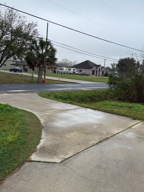 7 North Pine Road Texas City, TX 77591 - Photo 6 of 17 Circle Driveway