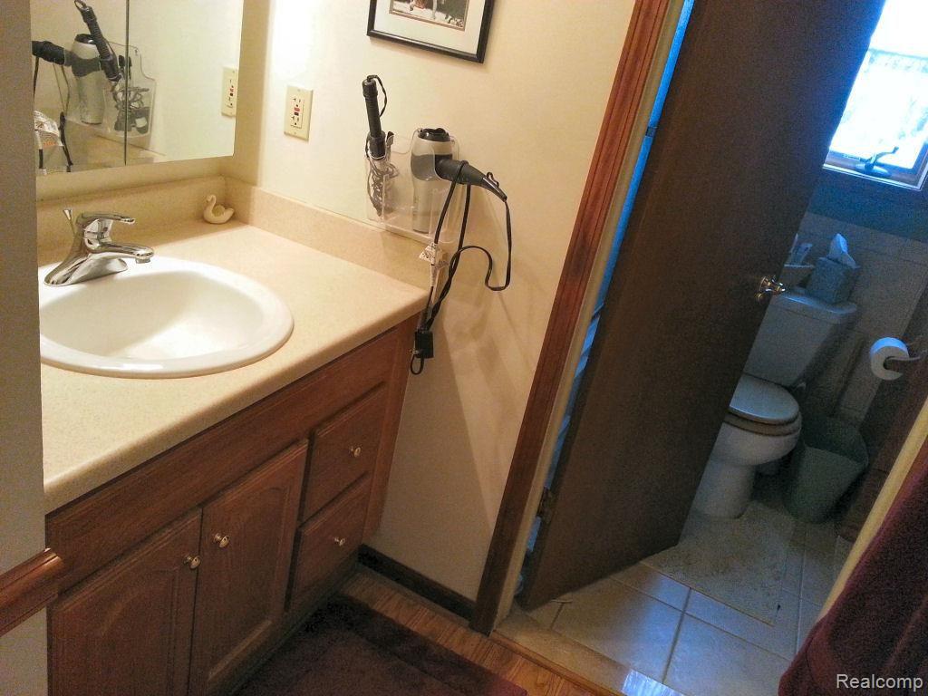 2186 Highsplint Drive Rochester, MI 48307 - Photo 10 of 22 13-Upstairs Betweeen Bedroom & Bathroo.jpg