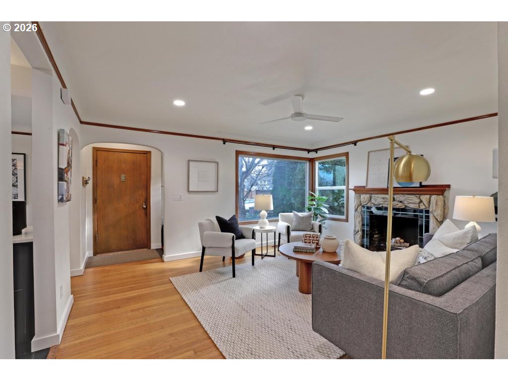 6315 North Curtis Avenue Portland, OR 97217 - Photo 2 of 46 Living Room/Entrance