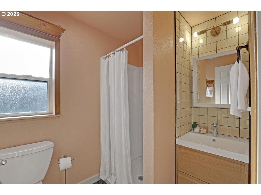 6315 North Curtis Avenue Portland, OR 97217 - Photo 31 of 46 Bathroom