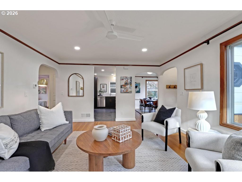6315 North Curtis Avenue Portland, OR 97217 - Photo 4 of 46 Living Room
