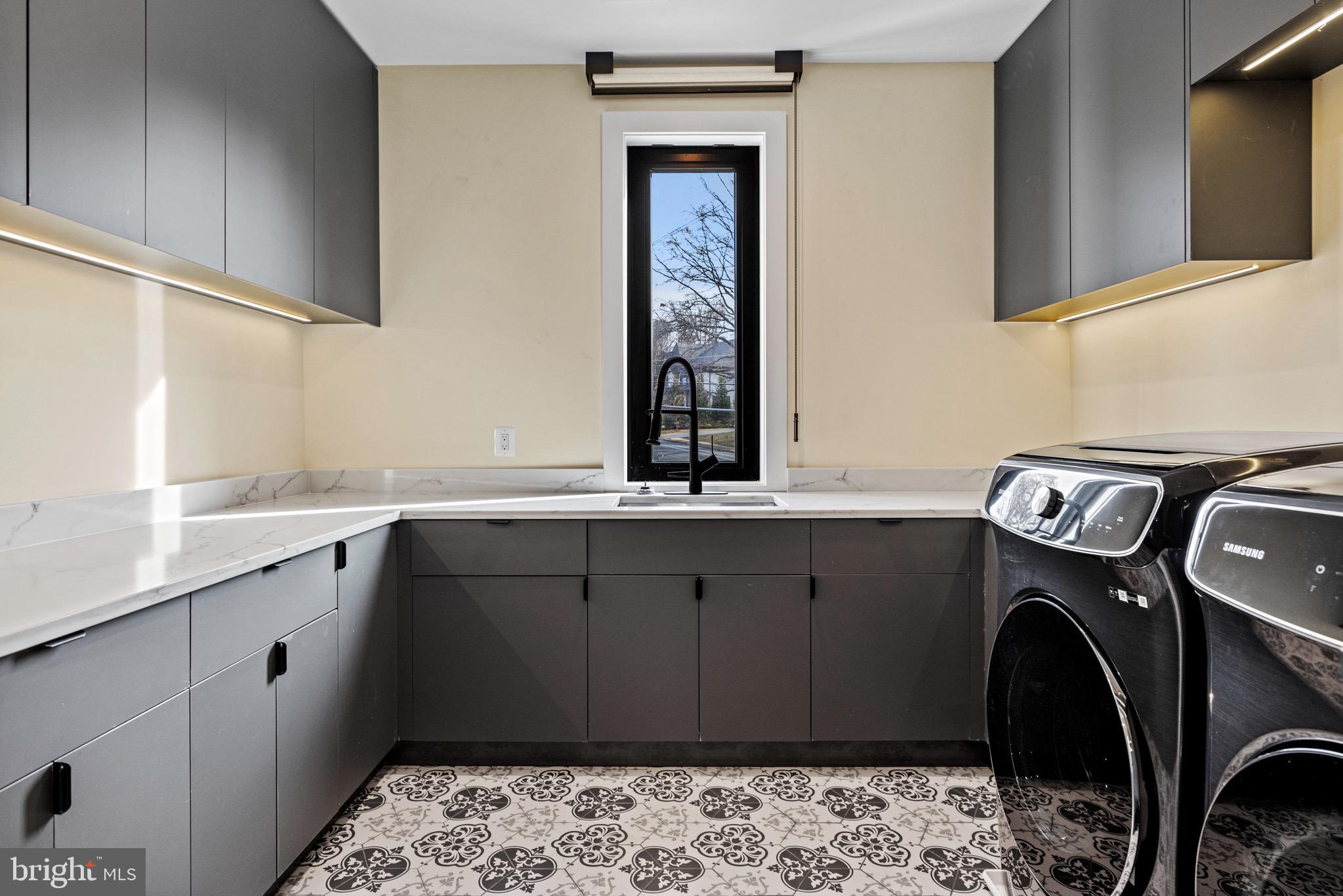 1573 Westmoreland Street McLean, VA 22101 - Photo 31 of 54 a utility room with a sink a washer and dryer