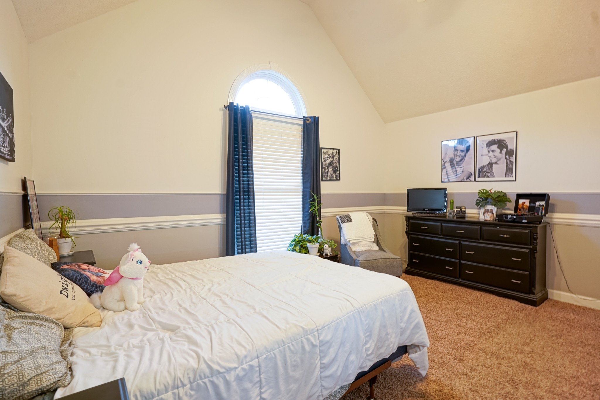 17 Marks Branch Road Leoma, TN 38468 - Photo 40 of 50 a bedroom with a bed and a painting on the wall