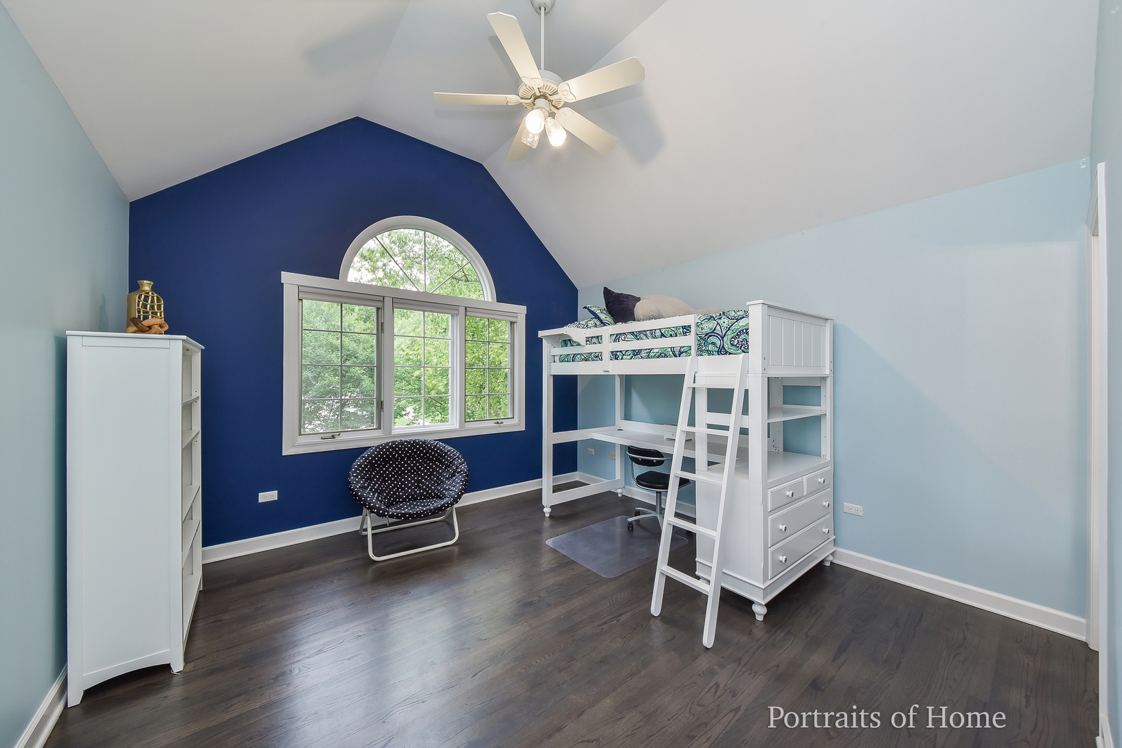 3721 Red Oak Lane Lisle, IL 60532 - Photo 23 of 35 a view of a livingroom with furniture and a workspace