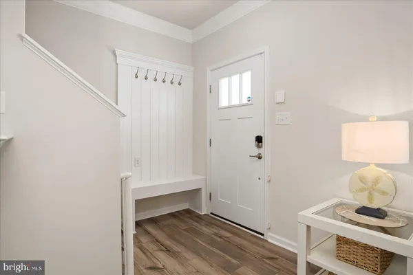 a view of an entryway with workspace