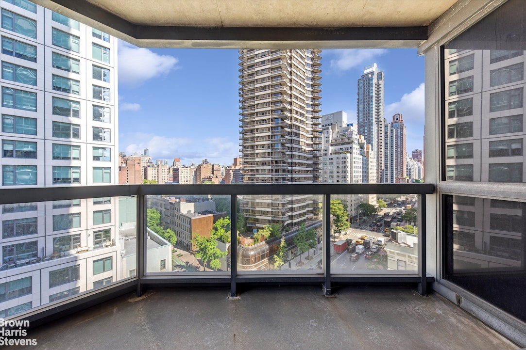 200 East 61st Street, Unit 10D Manhattan, NY 10065 - Photo 2 of 9