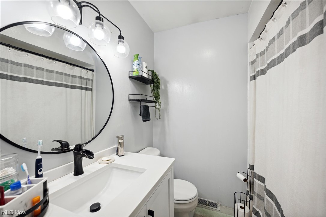 1298 West Miner Road Cleveland, OH 44124 - Photo 20 of 32 Full Bathroom