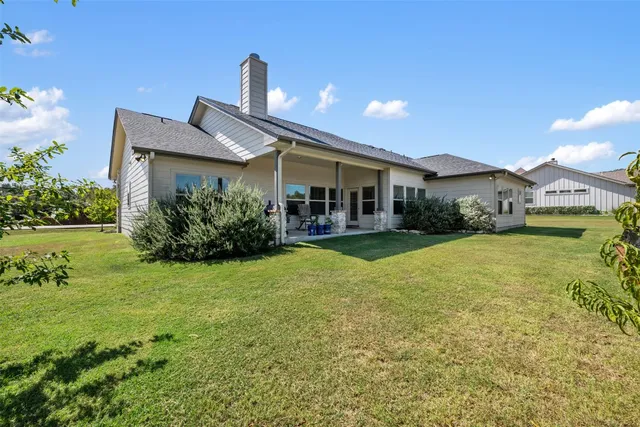 a view of a yard with a house