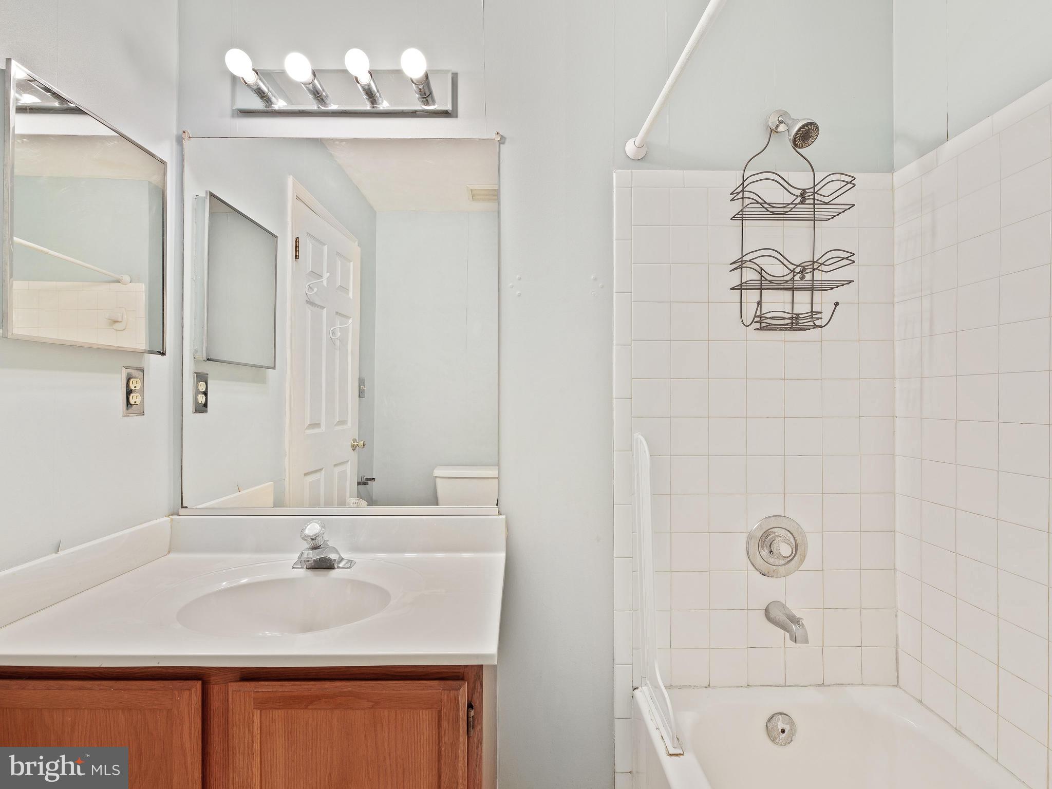 2039 Putnam Road Halethorpe, MD 21227 - Photo 19 of 32 Upper level hallway full bathroom