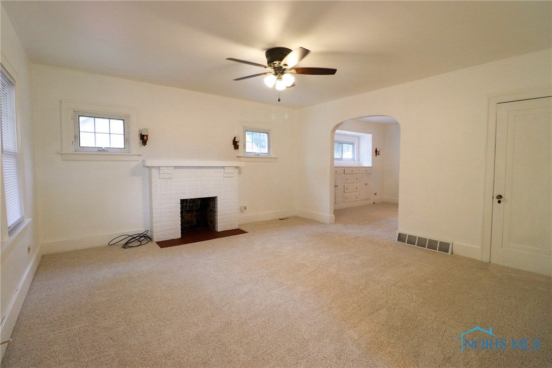 3040 Gradwohl Road Toledo, OH 43617 - Photo 6 of 34 Spacious living room
