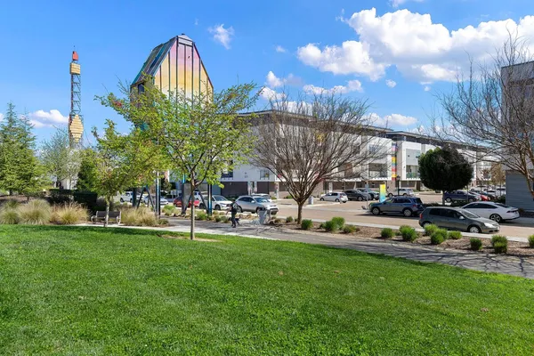 a view of yard with green space
