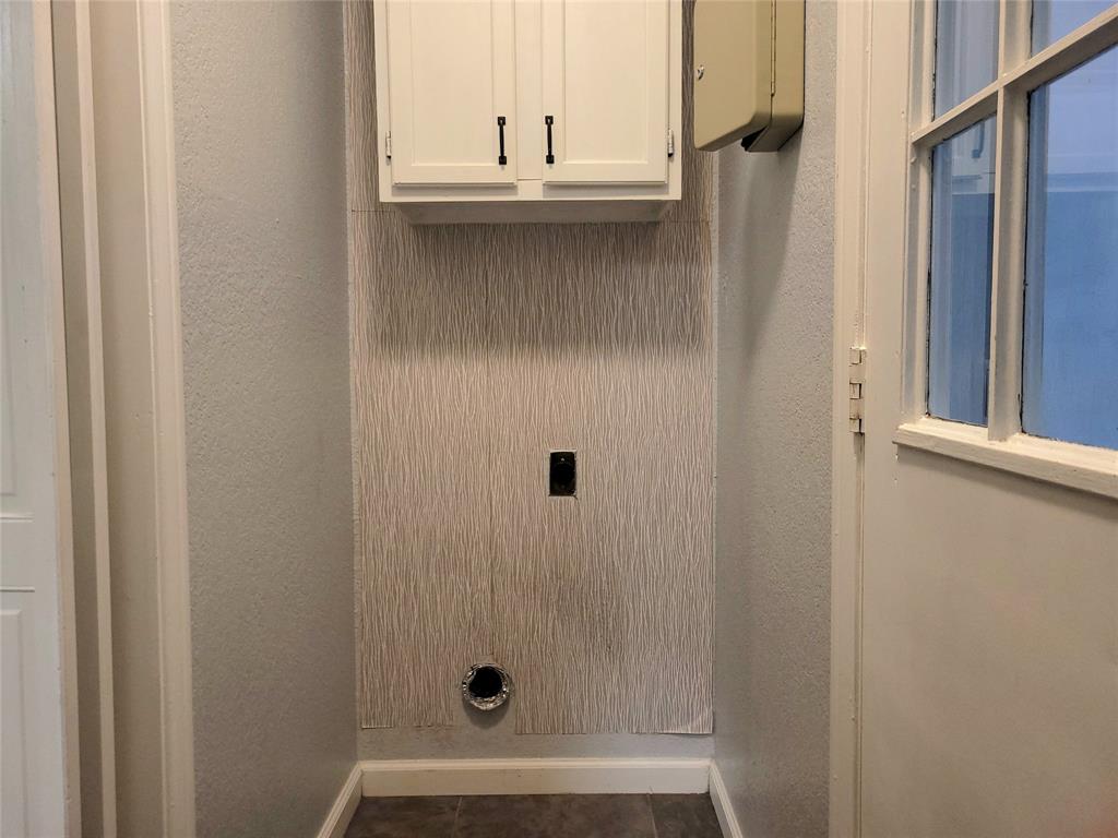 912 North Dove Road Grapevine, TX 76051 - Photo 7 of 36 a bathroom with a sink and mirror